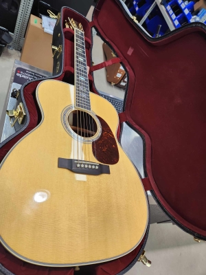 Martin Guitars - J-40 V18 6